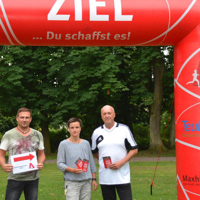 Bild vergr��ern: Das Organisationsteam um Sabine Eichinger bereitet gemeinsam mit ihren Kollegen Markus Schomburg und Helmut Jannke aus den Nachbarst�dten die Strecke vor.