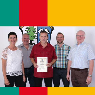 Bild vergr��ern: Das Foto zeigt von links: Erste B�rgermeisterin Dr. Susanne Plank, Bauhofleiter Heribert D�chert, den Jubilar Andreas Albrecht, Personalrat Johannes Ortner und Rektor Maximilian Himmelhuber.