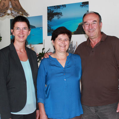 Bild vergr��ern: Erste B�rgermeisterin Dr. Susanne Plank (links) begr��te Chrysoula und Athanasios Mangiras in ihrer 