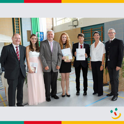 Bild vergr��ern: Das Bild zeigt von links Klassenleiter Thomas Baumer, Zeitbeste Sophie Gruber, Konrektor Anton Krug, Schulbeste Marina Schuierer, Drittbester Gerald Meier Erste B�rgermeisterin Dr. Susanne Plank und Rektor Helmut Bre�ler.