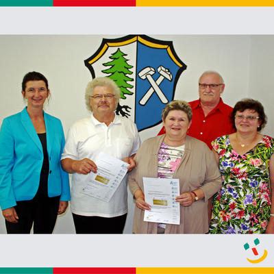 Bild vergr��ern: Das Bild zeigt von links Erste B�rgermeisterin Dr. Susanne Plank, Berthold und Inge Kick mit Ehrenbereitschaftsleiter Josef Birkner und Ehefrau Christine bei der Verleihung der Goldenen Ehrenamtskarten.