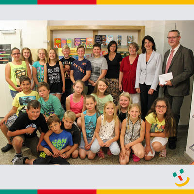 Bild vergr��ern: Schulleiter Helmut Bressler, B�rgermeisterin Dr. Susanne Plank, B�chereileitung Rita Demleitner und die verantwortliche Lehrerin Johanna Meyer zusammen mit den Sch�lern der 5a bei der Spenden�bergabe.