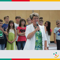 Bild vergr��ern: Konrektorin der Maximilian-Grundschule Agnes Haberl f�hrte durch das Programm.