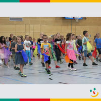Bild vergr��ern: Musik, Gesang und Tanz gab es von den Schulkindern zu h�ren und zu sehen.