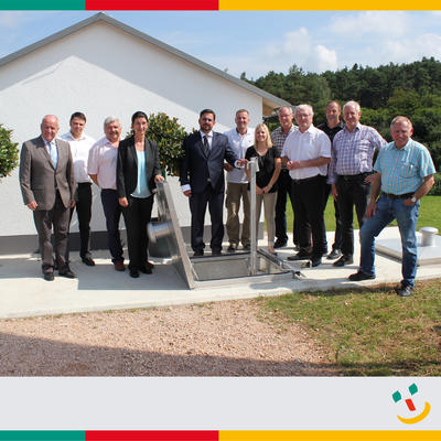 Bild vergr��ern: Das Bild zeigt von links B�rgermeister Siegfried B�hringer (Markt Regenstauf), Michael Wanner von der Firma elo-consult, Fritz Dechant, Vorsitzender des Abwasserzweckverbandes in Regenstauf, Erste B�rgermeisterin der Stadt Maxh�tte-Haidhof Dr. Susanne Plank, Fabian Biersack, Gesch�ftsf�hrer von Preihsl & Schwan, Markus Seebauer, Bauleiter der Firma Anton Steininger, Julia Schmittner, Bauleitplanung vom Ing.-B�ro Preihsl & Schwan, Stadtbaumeister Gerhard Schmid, Gesch�ftsf�hrer Theo Preihsl vom Ing.-B�ro Preihsl & Schwan, Wilhelm Meyer vom WWA-Weiden, Bauunternehmer Anton Steininger sen. Und Johann Nuber vom Kl�rwerk Regensburg.