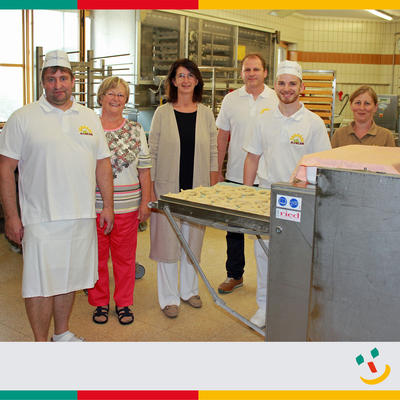 Bild vergr��ern: Das Bild zeigt von links B�ckermeister Helmut Kosler, Seniorchefin Gunda Kosler, Erste B�rgermeisterin Dr. Susanne Plank, die stolzen Eltern Helga und Dieter mit Marcel Morawe - �drei Generationen - ein Handwerk�!