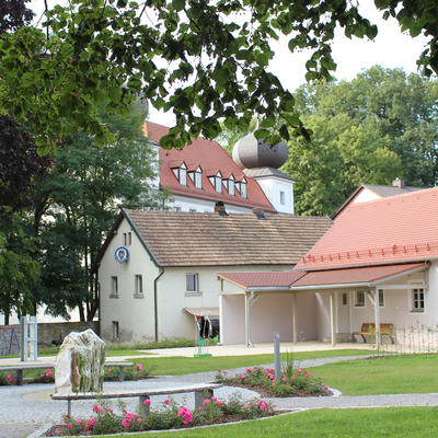 Bild vergr��ern: Der neu gestaltete Dorfplatz in Pirkensee wurde seiner Bestimmung �bergeben. Die Dorferneuerung ist damit abgeschlossen.