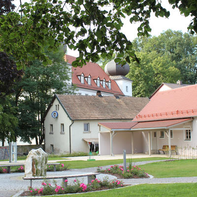 Bild vergrern: Der neu gestaltete Dorfplatz in Pirkensee wurde seiner Bestimmung bergeben. Die Dorferneuerung ist damit abgeschlossen.