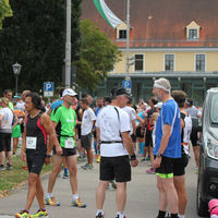 Bild vergr��ern: Die L�ufer bereiteten sich auf den Lauf vor.
