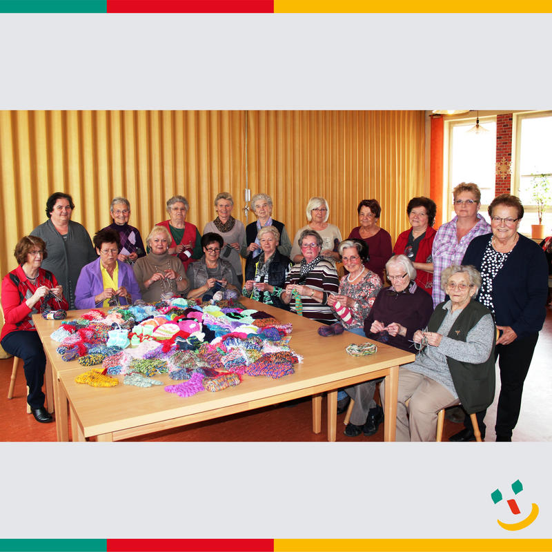 Die Strickerinnen um Irmgard Gietl (links) bereiten sich bereits auf die Ausstellung vor.
