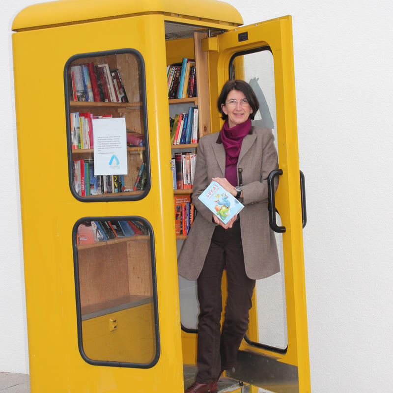 B&uuml;cherzelle an der Stadthalle: Erste B&uuml;rgermeisterin Dr. Susanne Plank geh&ouml;rte zu den ersten &raquo;B&uuml;cher-Tauschern&laquo;.