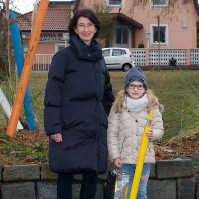 Bild vergrern: Das Bild zeigt 1. Brgermeisterin Dr. Susanne Plank (links) zusammen mit der Gewinnerin des Gedichte-Wettbewerbes, Kategorie Kinder, Selina Loritz.