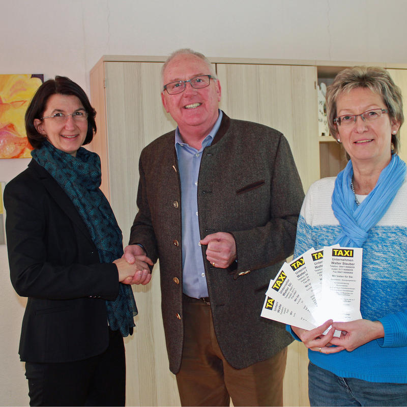 Das Bild zeigt von links 1. B&uuml;rgermeisterin Dr. Susanne Plank, Taxi-Unternehmer Walter Stauber und seine Mitarbeiterin Elfriede Heinrich.