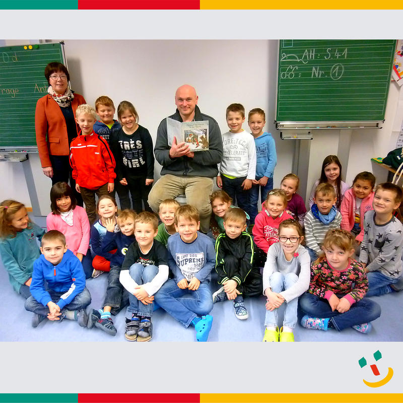 Das Bild zeigt Sebastian Thomann (Mitte) mit Erstklass-Lehrerin Karin Popp (links) mit den Sch&uuml;lerinnen und Sch&uuml;lern.
